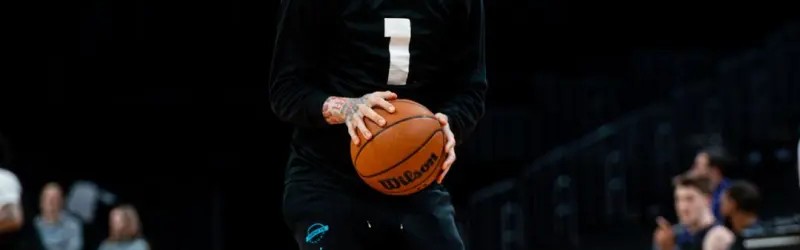 开云体育首页-挥汗如雨！黄蜂官方Ins晒众球员训练照：在TD花园投篮