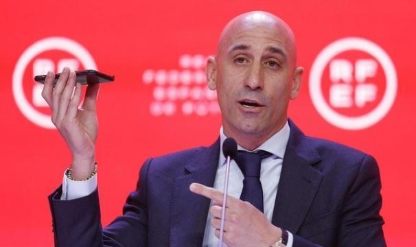 开云体育首页-足协主席：今天能被窃听手机，明天就能被诬陷藏毒